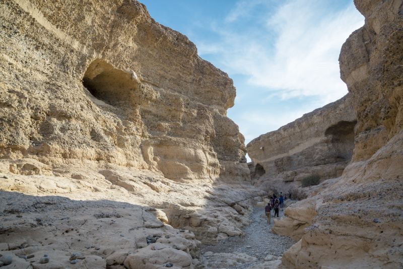 Schmale Schlucht aus hellem Gestein mit Besuchern